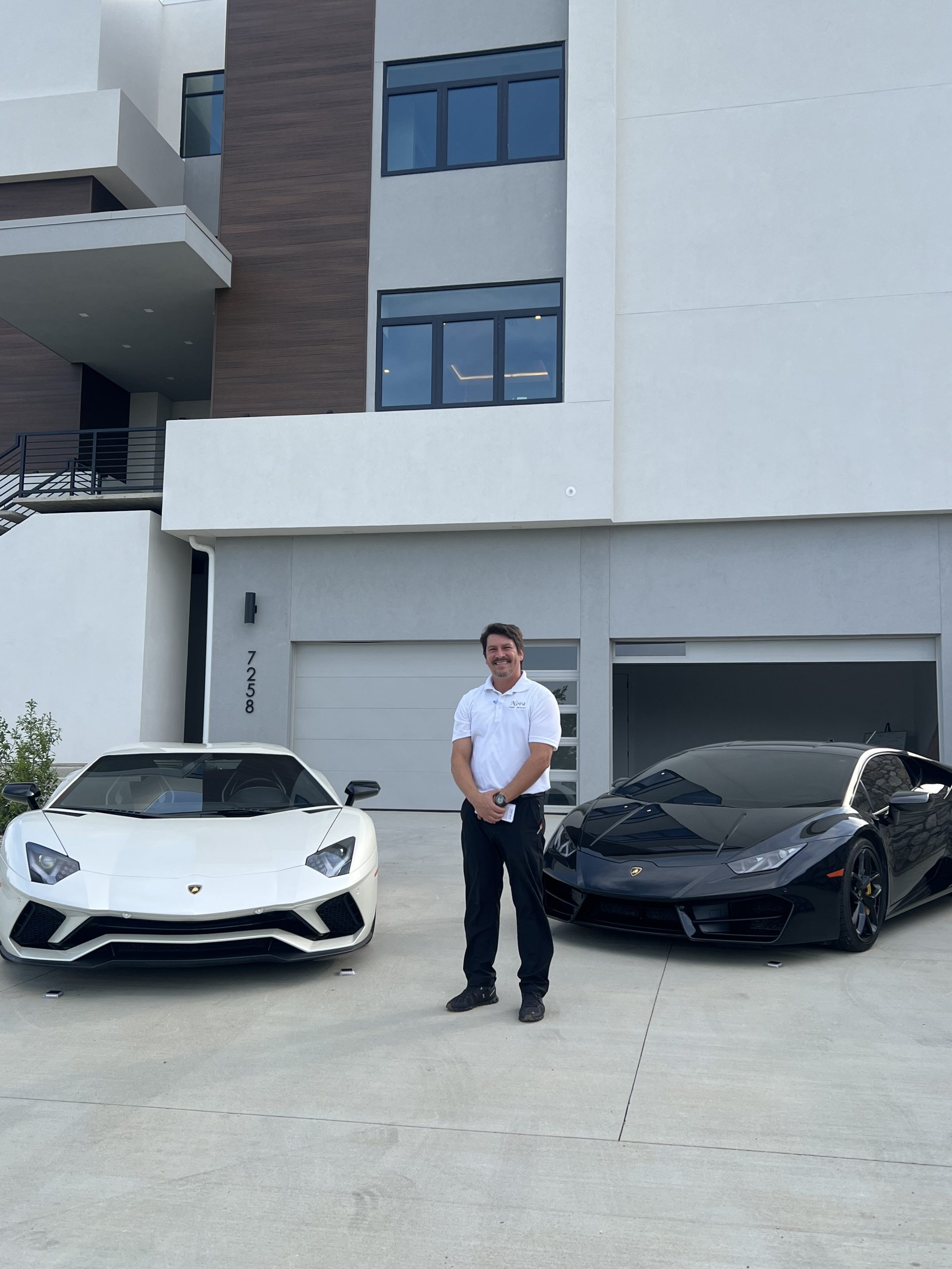 limousine, car, luxury, limo, vehicle, transportation, chauffeur, car wallpapers, transport, suit, man, white, stretch, male, automobile, building, blue car